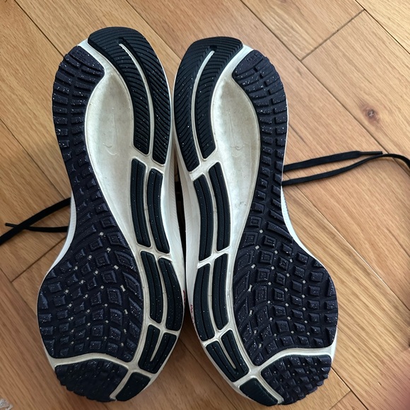 Nike Pegasus, gently used, size 8, charcoal gray in color - Picture 4 of 4